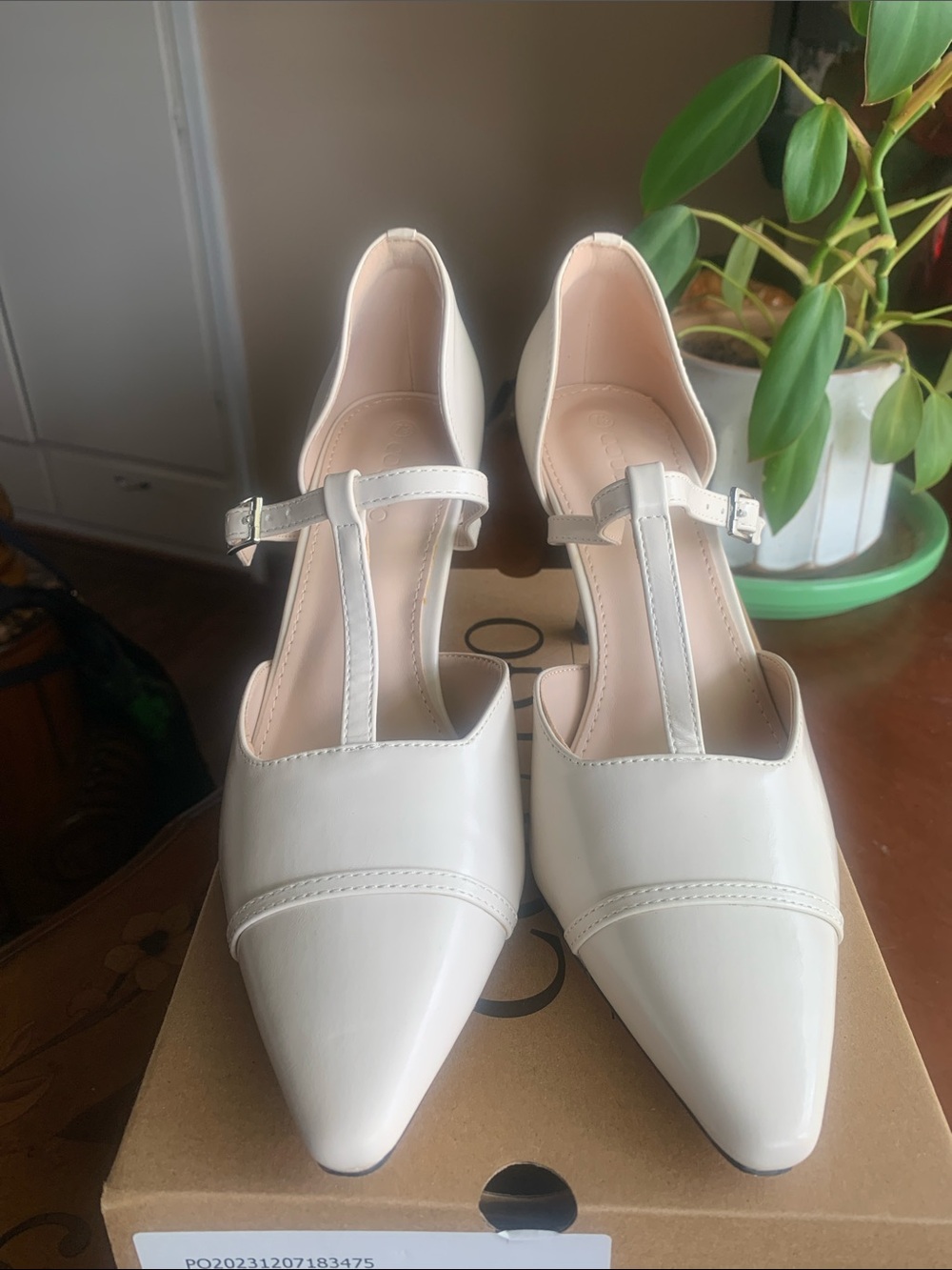 Countgo women’s kitten heels T strap office dress shoes beige size 7 5
